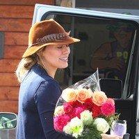 Pregnant Hilary Duff receives flowers from a paparazzo | Picture 88889